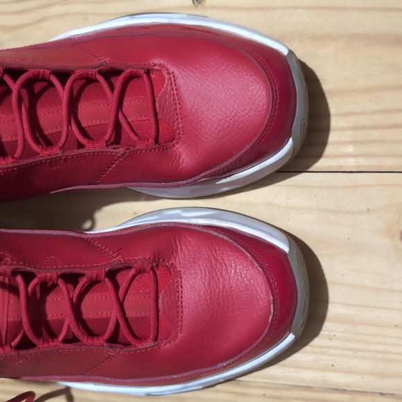 Jordan Max Aura 3 University Red Sneakers - Picture 8 of 9